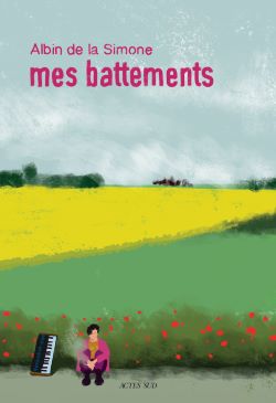 Couverture du livre, un personnage assis devant un paysage de campagne