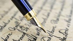 La pointe d'un stylo plume quitte sa feuille