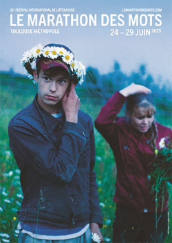 Photo de deux adolescents dans un pré, l'un avec une couronne de marguerites