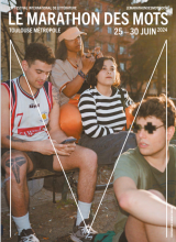 Jeunes gens assis sur un banc dont l'un avec un maillot de sport