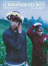 Photo de deux adolescents dans un pré, l'un avec une couronne de marguerites
